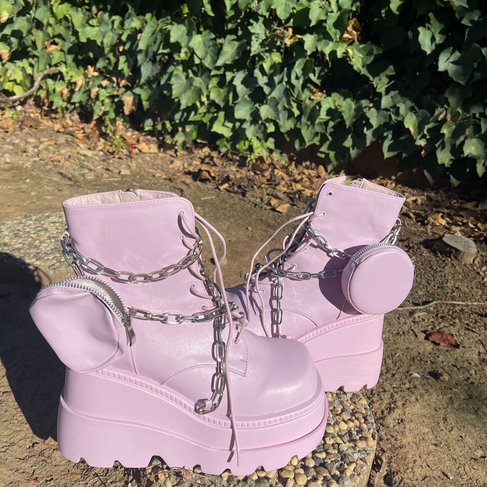 Platform demonia style Cape Robbin lavender platform boots
